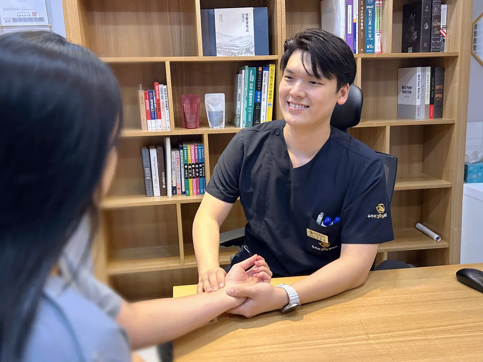 환자의 손목 진맥을 보는 김동영 원장
