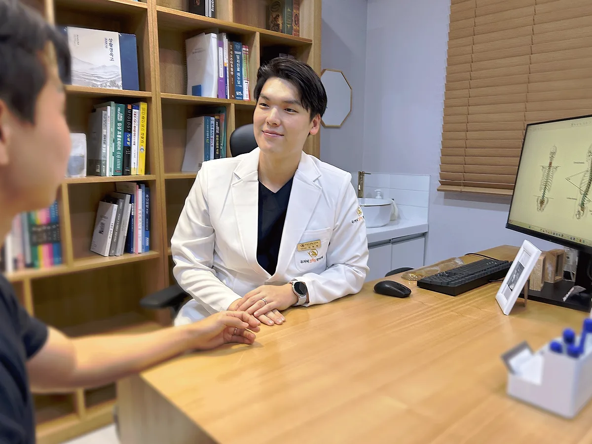 진료실에서 환자와 상담하는 모습