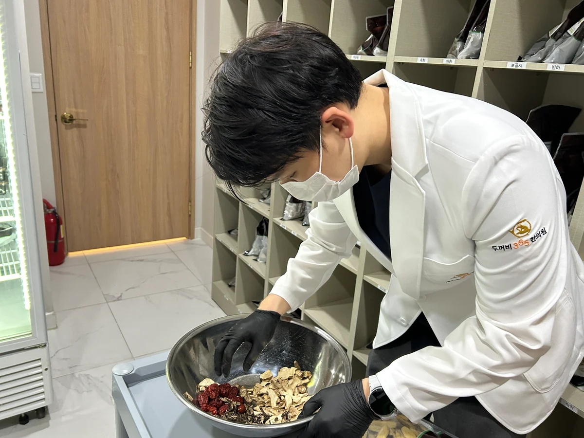 두꺼비365한의원 탕전실에서 약재를 직접 검수·조제하는 김동영 원장